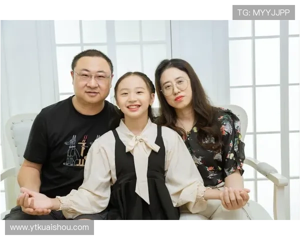 足球明星携女儿共度温馨时光拍摄创意视频展现父女情深