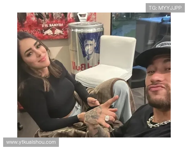 内马尔与众多足球明星亲密合影展现友谊与激情的瞬间